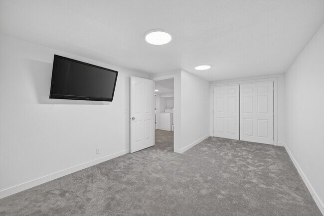 Building Photo - 281 W 2000 S St