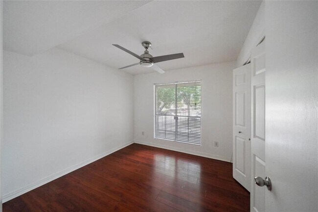 Building Photo - 3900 Woodchase Dr
