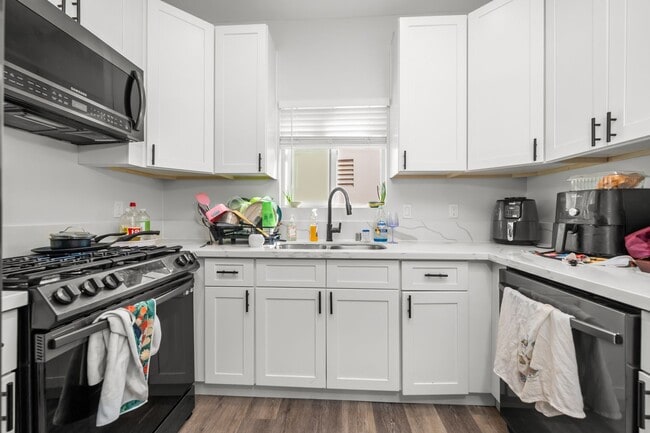 Building Photo - Spacious turfed yard!