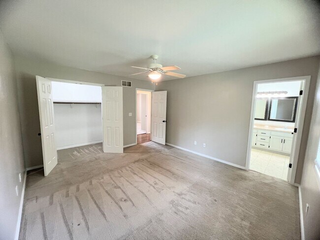 Building Photo - Fenced home close to FLW!