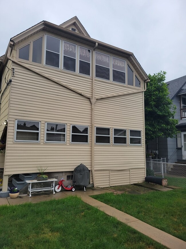 Building Photo - 2446 Lewis St