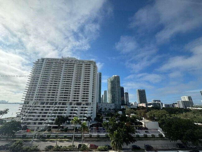 Building Photo - 600 NE 36th St