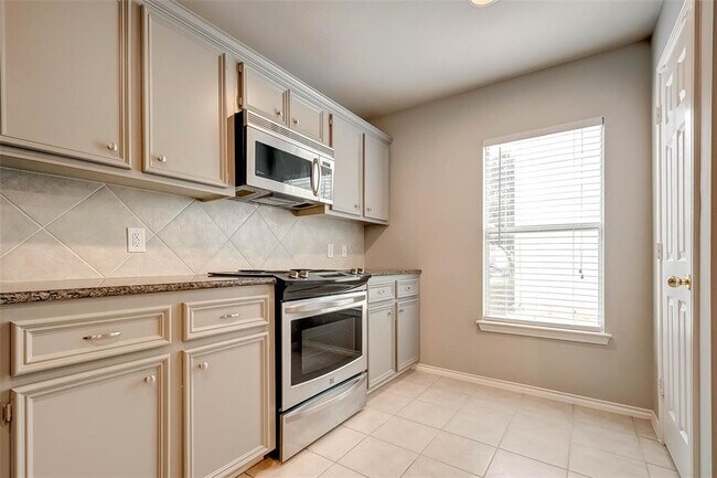 Building Photo - 1718 Redwing Cove Dr