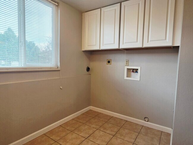 Building Photo - 250 Dolomite Dr