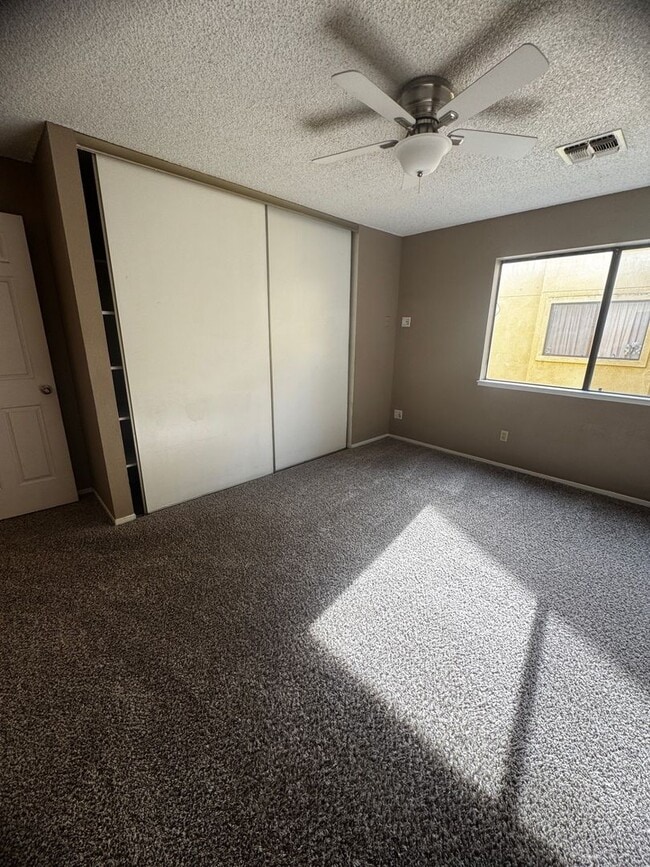 Building Photo - Spacious 2 bedroom 2 bath condo with Laundry Inside!!!