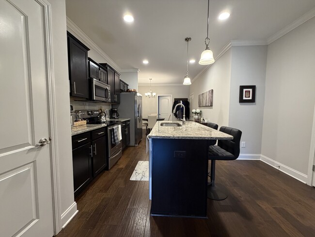 Building Photo - 1630 Shadow Green Dr