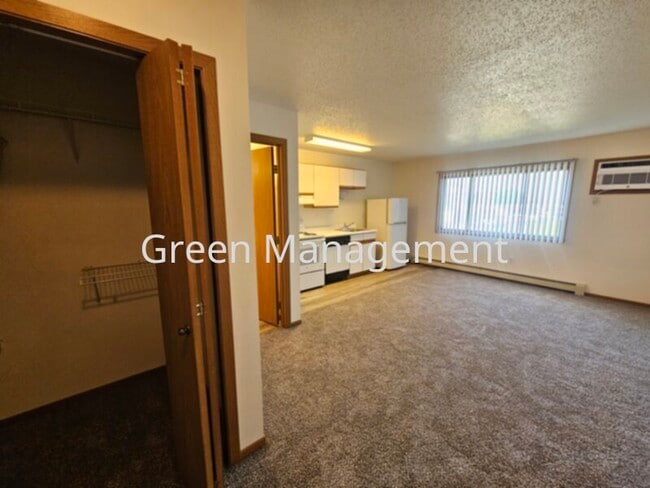 Building Photo - Efficiency/Studio with New Flooring