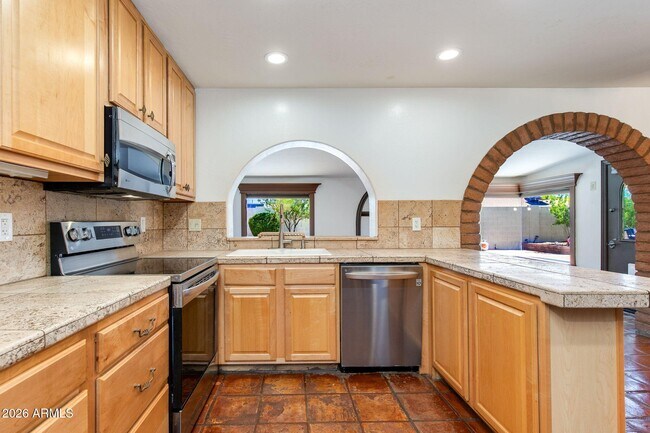 Building Photo - 2429 E Dahlia Dr