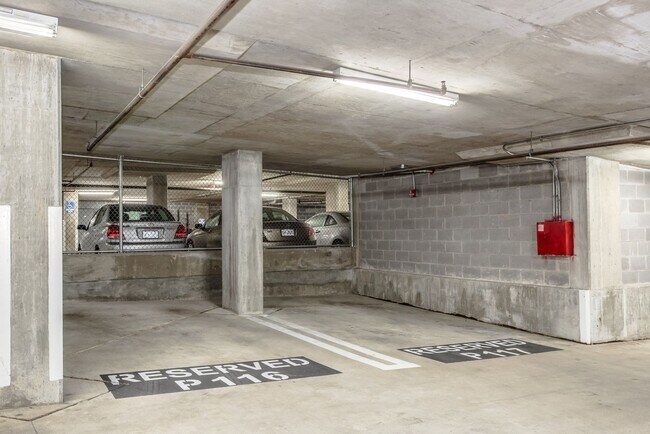 Building Photo - Centrally Located 1BD/1BA w Parking Chinat...