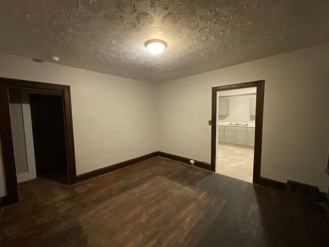 Building Photo - 10012 Greenview Ave