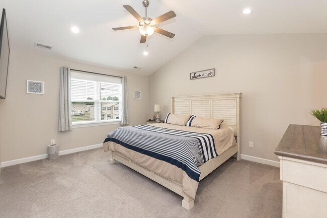 Building Photo - Three Bedroom Home!