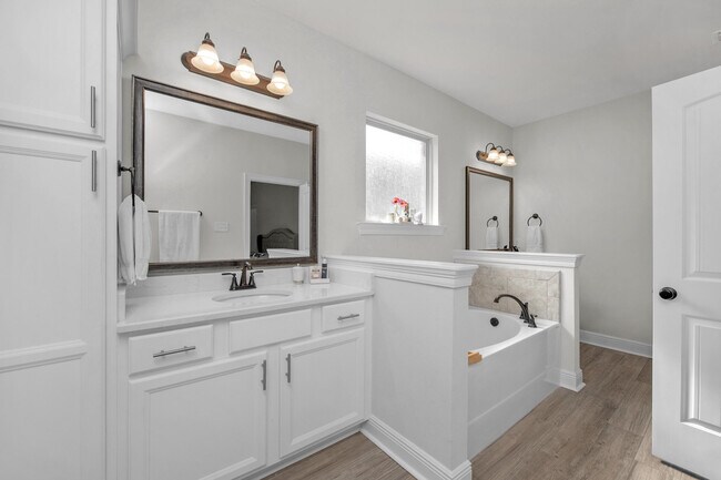 Building Photo - 5718 Oak Hvn Ln