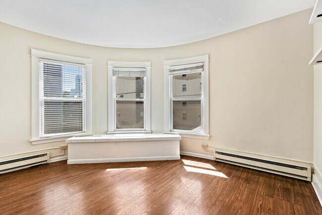 Building Photo - 115 Bellevue Ave E