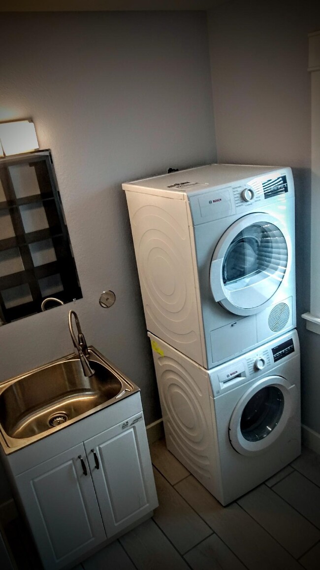 laundry room washer/dryer provided - 400 Lakeview Blvd