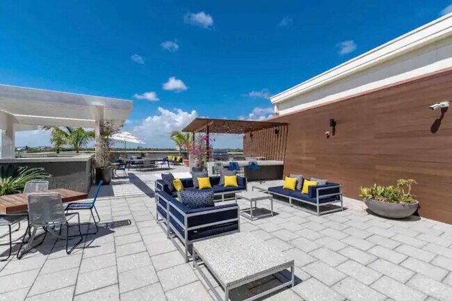 Building Photo - 139 NE 32nd St