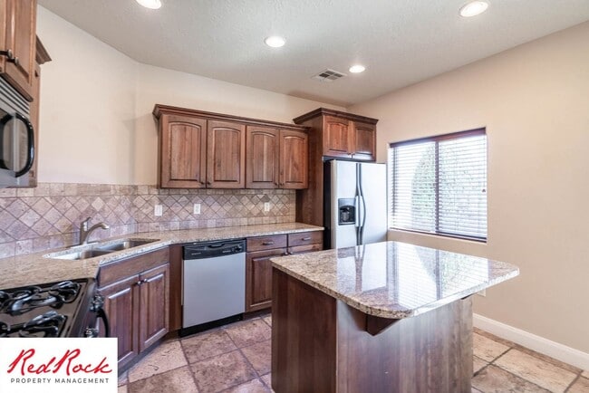 Building Photo - 3 Bedroom Townhome In Southgate Community