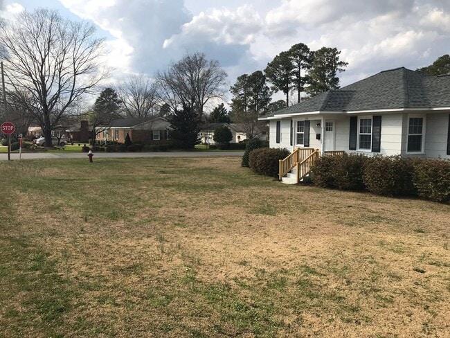 Building Photo - Completely remodeled 3 bedroom  w/ screened porch. Applications accepted at www.treg-rentals.com ...