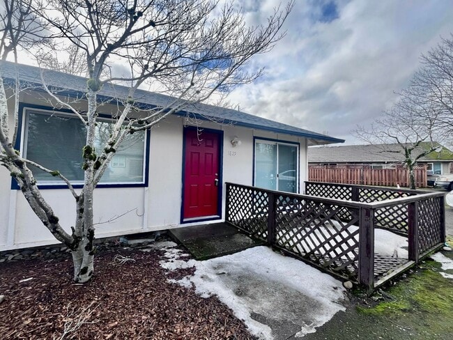 Primary Photo - BRIGHT AND CLEAN GRESHAM TRIPLEX!! UPGRADE...