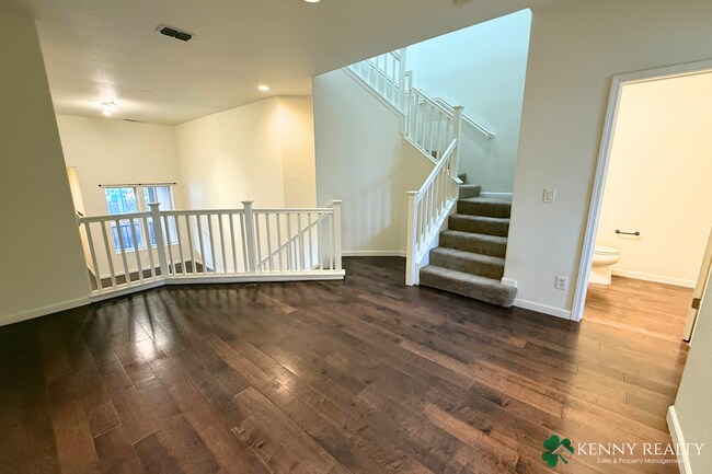 Building Photo - Townhome in the Peninsula's Most Walkable Neighborhood