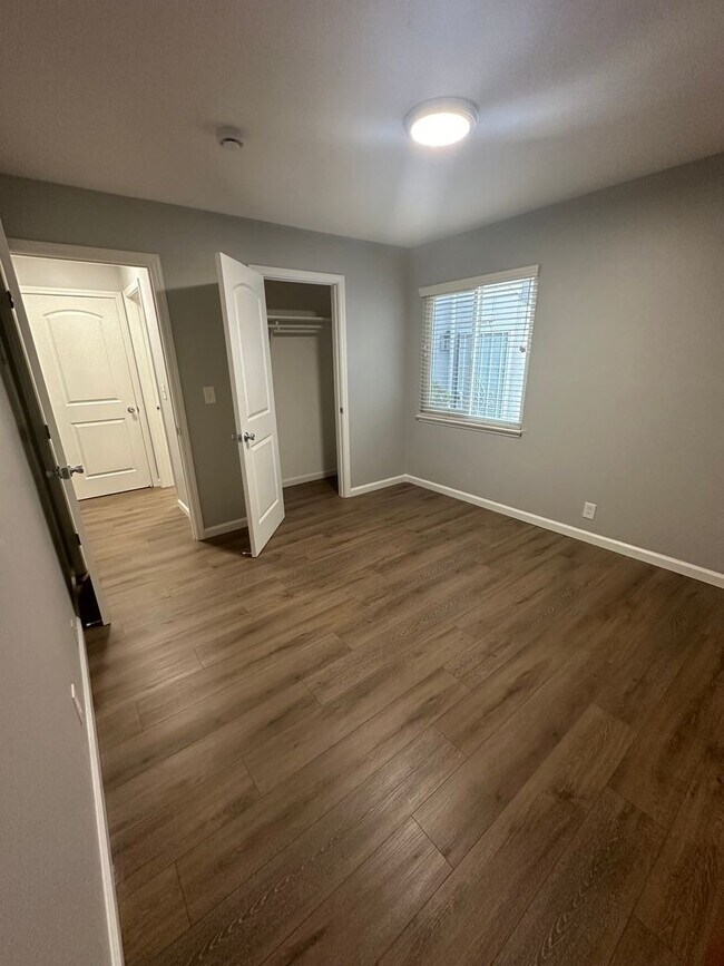 Building Photo - Beautifully updated 1/1 unit across the st...