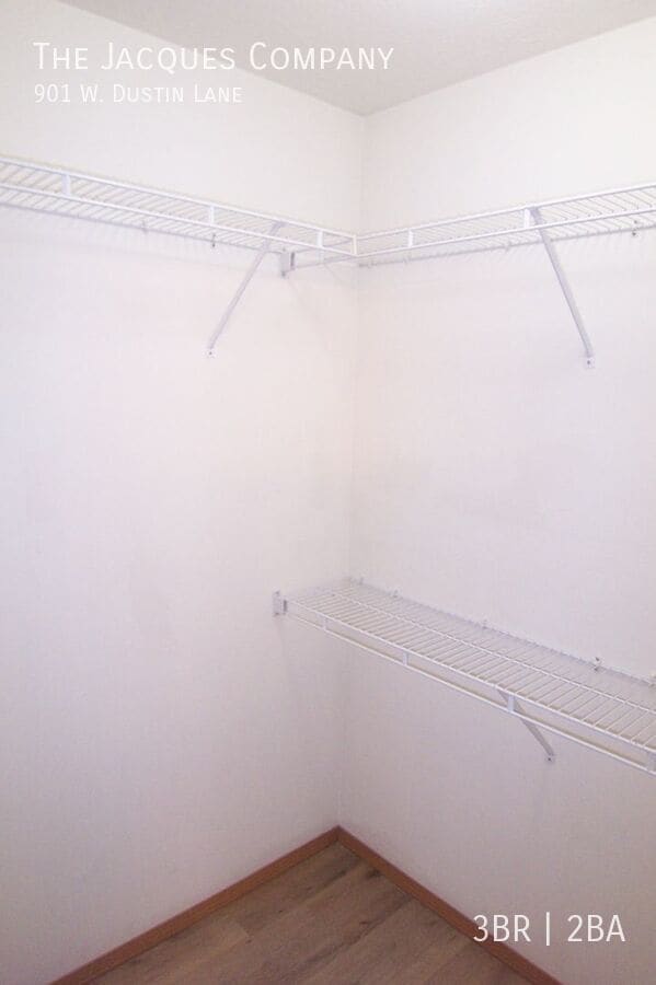 Building Photo - 901 W Dustin Ln