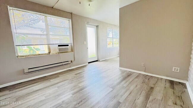 Building Photo - 637 N Oleander Ave