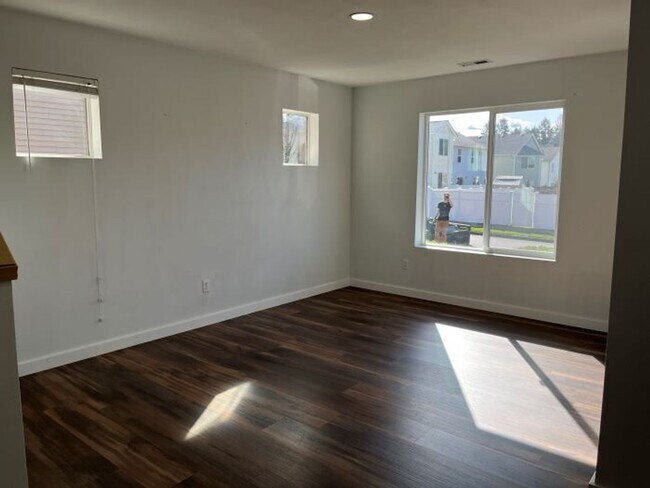 Building Photo - Spacious 3-Bedroom Home for Rent in Desirable DuPont