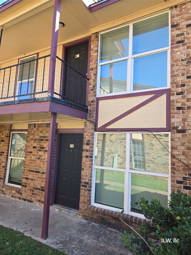 Building Photo - 830 Victoria Dr