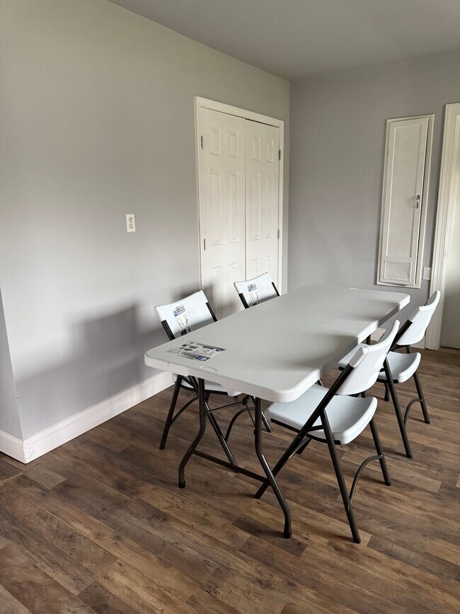 Building Photo - 606 E Main Street Ext