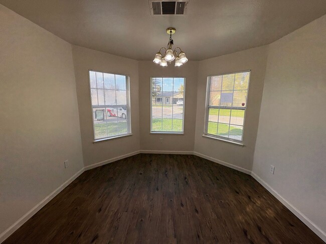 Building Photo - NW Visalia Home Rent Ready!