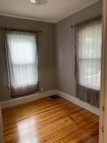 Building Photo - 935 New Hampshire St