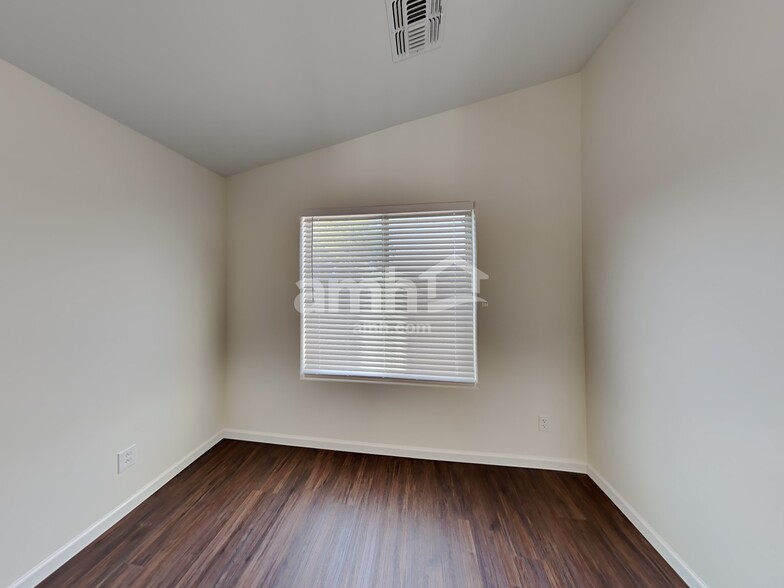 Building Photo - 3910 E Hematite Ln