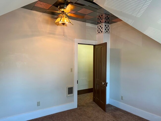 Building Photo - 4Bd/2Ba Two Story House-Available soon