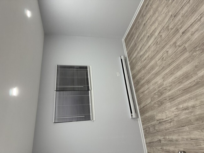 Building Photo - 502 E Spruce Dr