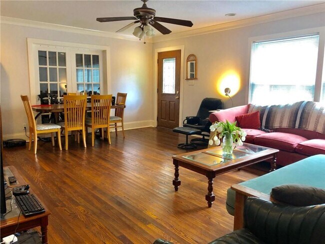 Building Photo - Great 4X2 Stand Alone Home for August!