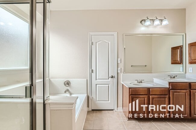 Building Photo - 15904 Alvarado Dr