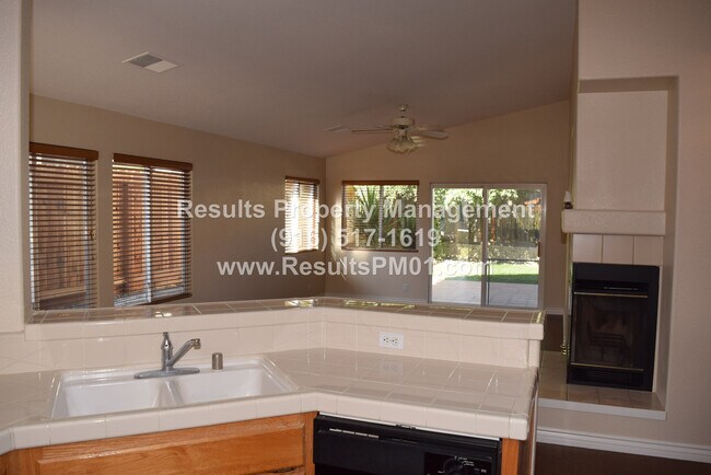 Building Photo - 3 Bedroom - Heart of Roseville