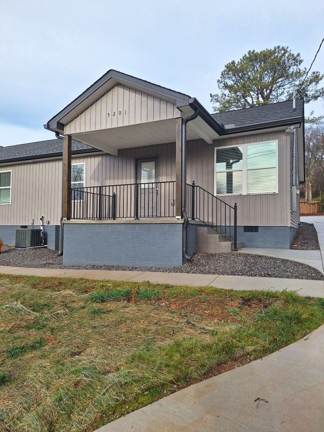 Building Photo - NEW DUPLEX Conveniently located to 40 West