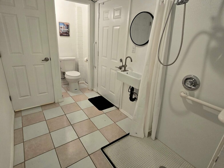 Building Photo - 925 E 30th St