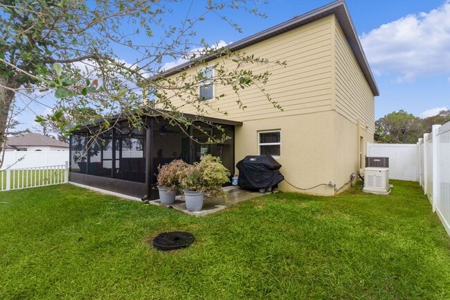 Building Photo - FULLY FENCED BACK YARD!