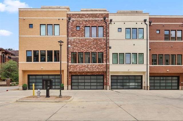 Building Photo - 218 E Dallas Rd