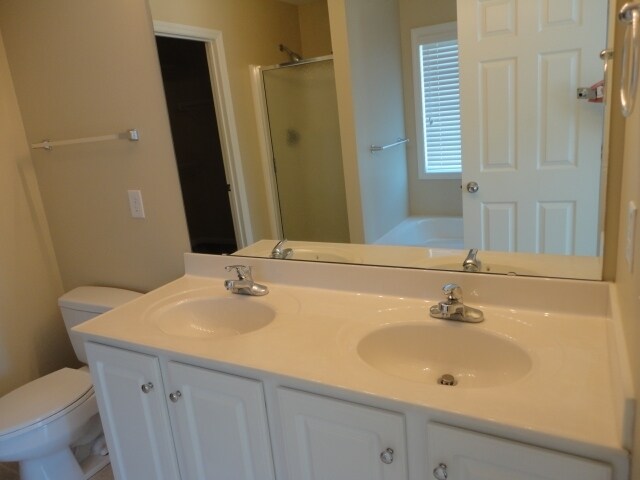 Building Photo - 611 Blue Lake Dr