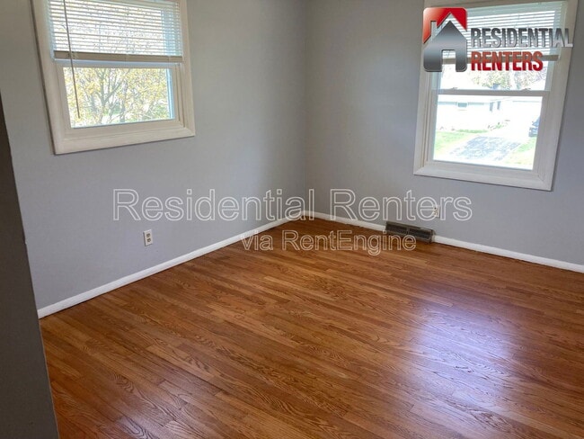 Building Photo - 257 S Regis Rd