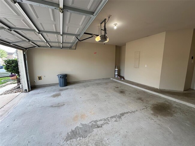 Building Photo - 2806 Silver Charm