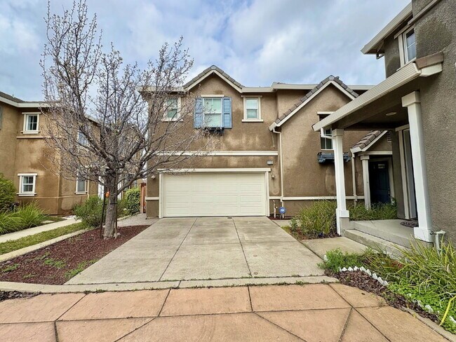 Building Photo - 50% off your first month’s rent move-in special! Spacious 4BR / 2.5BA Home in Pittsburg