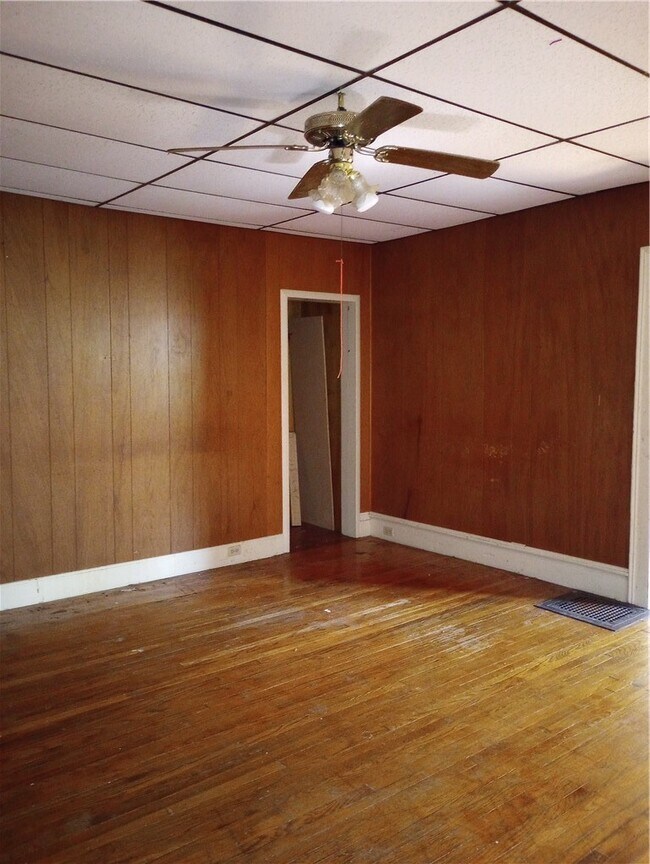 Building Photo - 81 Maple St