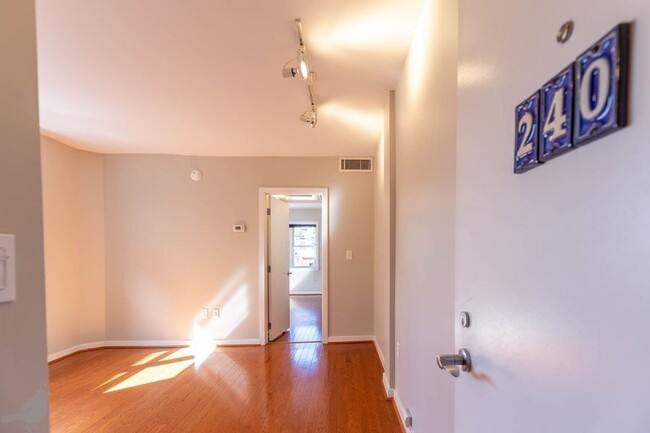 Building Photo - Bright One Bedroom Gem in Columbia Heights!