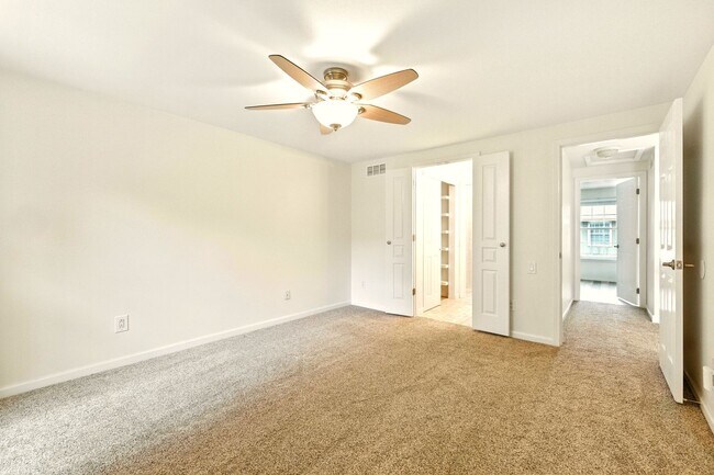 Building Photo - Gorgeous 3 Bed 2.5 Bath Townhome in Little...