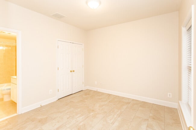 Building Photo - 2443 Huntington Park Dr