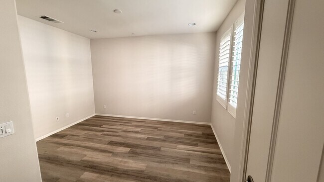 Building Photo - Modern 3-story townhouse in Eastvale-MOVE-IN SPECIAL $2595 FOR FIRST 3 MONTHS!